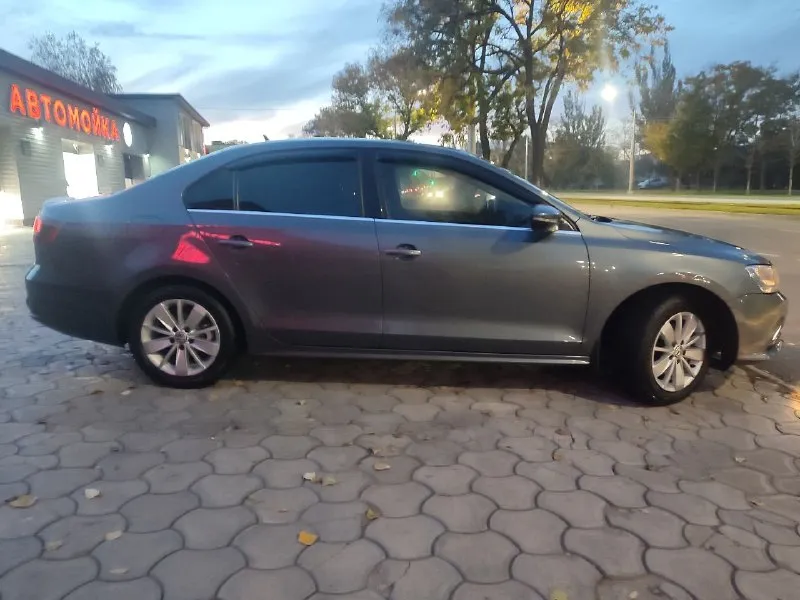 Продам свой автомобиль фольксваген джета 6 официальный европейка 2016 г объем 1.6 автомат пробег 70.000 т один хозяин собственник машина мариупольская гаражное хранения вся в заводской краски не одна деталь не снималась состояние нового авто два ключа книга кожаный салон двух зоный климат контроль цена 2.0 млн т +79497244690 - фотография - 5