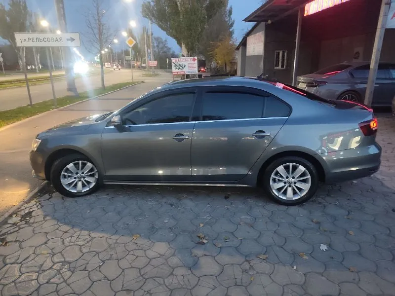 Продам свой автомобиль фольксваген джета 6 официальный европейка 2016 г объем 1.6 автомат пробег 70.000 т один хозяин собственник машина мариупольская гаражное хранения вся в заводской краски не одна деталь не снималась состояние нового авто два ключа книга кожаный салон двух зоный климат контроль цена 2.0 млн т +79497244690 - фотография - 6