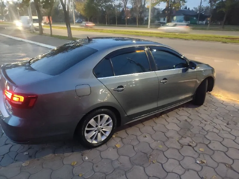 Продам свой автомобиль фольксваген джета 6 официальный европейка 2016 г объем 1.6 автомат пробег 70.000 т один хозяин собственник машина мариупольская гаражное хранения вся в заводской краски не одна деталь не снималась состояние нового авто два ключа книга кожаный салон двух зоный климат контроль цена 2.0 млн т +79497244690 - фотография - 7