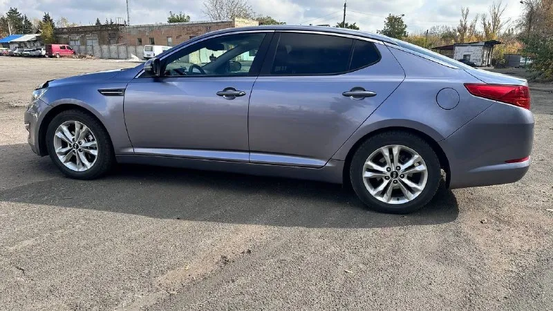 Продам kia optima! цена: 1. 100. 000р. торг у капота год: 2013г. пробег 200 тыс. км. двигатель(обычный dohc не путать с gdi ) европейка(чистый кореец) кузов в отличном состоянии(без рыжиков и вздутий) кожаный салон, сенсорная магнитола с камерой заднего вида, 4 эл. стеклоподьемника, подогрев и память сидений, двух зонный климат контроль, датчики света, дождя, круиз контроль, парктроник, подрулевые лепестки, мультируль, электро зеркала, 2 ключа, сигнализация с обратной связью. обслужена: из недавнего: заменил масло в двс и в коробке, фильтра, колодки!ходовая в отличном состоянии!переоформление без проблем. собственник, не перекуп. телефон: +7 949 3845641 📞 звоните: +7(949)3845641 - фотография - 1