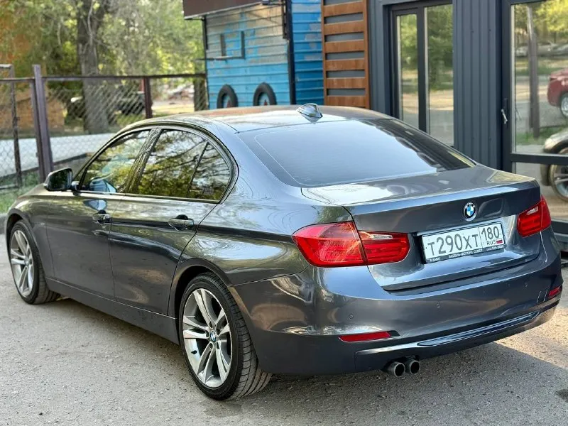 Продам: bmw f30 328i год выпуска: 2012 объем двигателя: 2.0л (245л. с.) коробка : автомат привод: задний пробег: 270 тыс. км автомобиль в отличном состоянии, на полном ходу. черный салон, черный потолок. каждая кнопка в салоне работает. в автомобиле есть абсолютно все как для комфортного передвижения, так и для проявления агрессии на дороге. цена 1,550🍋 возможна продажа в кредит. г. донецк тел +79493402371 📲 tg: даниил ворона 📞 звоните: +7(949)3402371 - фотография - 2
