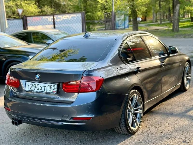 Продам: bmw f30 328i год выпуска: 2012 объем двигателя: 2.0л (245л. с.) коробка : автомат привод: задний пробег: 270 тыс. км автомобиль в отличном состоянии, на полном ходу. черный салон, черный потолок. каждая кнопка в салоне работает. в автомобиле есть абсолютно все как для комфортного передвижения, так и для проявления агрессии на дороге. цена 1,550🍋 возможна продажа в кредит. г. донецк тел +79493402371 📲 tg: даниил ворона 📞 звоните: +7(949)3402371 - фотография - 3