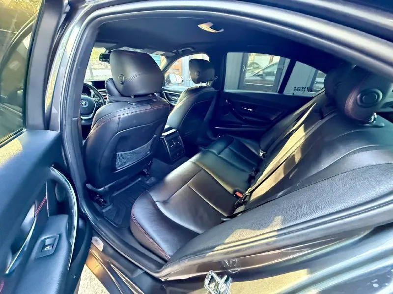 Продам: bmw f30 328i год выпуска: 2012 объем двигателя: 2.0л (245л. с.) коробка : автомат привод: задний пробег: 270 тыс. км автомобиль в отличном состоянии, на полном ходу. черный салон, черный потолок. каждая кнопка в салоне работает. в автомобиле есть абсолютно все как для комфортного передвижения, так и для проявления агрессии на дороге. цена 1,550🍋 возможна продажа в кредит. г. донецк тел +79493402371 📲 tg: даниил ворона 📞 звоните: +7(949)3402371 - фотография - 7