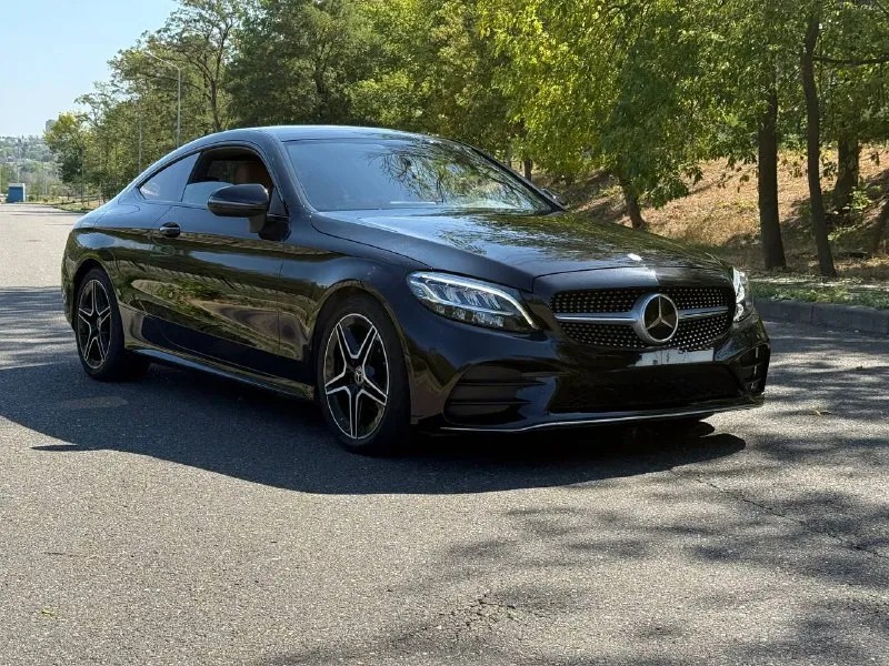 Продам mercedes c200 w205 рестайлинг 1.5 турбо 2021 года выпуска! куплена на оф. дилере в краснодаре. пробег 47 тыс. км оригинал, салон в идеальном состоянии, ничего не крутилось и не менялось, весь в родном заводском окрасе, в бронепленке с автосалона, заводское остекление, включая лобовое. коробка работает отлично, двигатель без нареканий. авто без вложений от слова совсем, сел и поехал. led оптика, carplay, камера заднего вида, круговые парктроники,3 режима езды, контурная подсветка салона, автоматическое складывание зеркал. любые проверки на ваших сто. продажа от собственника! цена: 3.500.000 тыс. ‼️г. донецк +79498431223 📞 звоните: +7(949)8431223 - фотография - 2