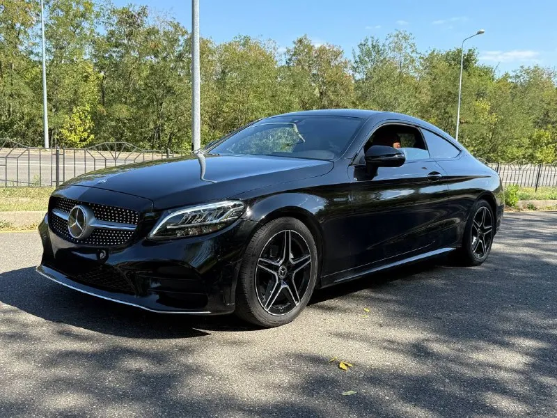 Продам mercedes c200 w205 рестайлинг 1.5 турбо 2021 года выпуска! куплена на оф. дилере в краснодаре. пробег 47 тыс. км оригинал, салон в идеальном состоянии, ничего не крутилось и не менялось, весь в родном заводском окрасе, в бронепленке с автосалона, заводское остекление, включая лобовое. коробка работает отлично, двигатель без нареканий. авто без вложений от слова совсем, сел и поехал. led оптика, carplay, камера заднего вида, круговые парктроники,3 режима езды, контурная подсветка салона, автоматическое складывание зеркал. любые проверки на ваших сто. продажа от собственника! цена: 3.500.000 тыс. ‼️г. донецк +79498431223 📞 звоните: +7(949)8431223 - фотография - 4