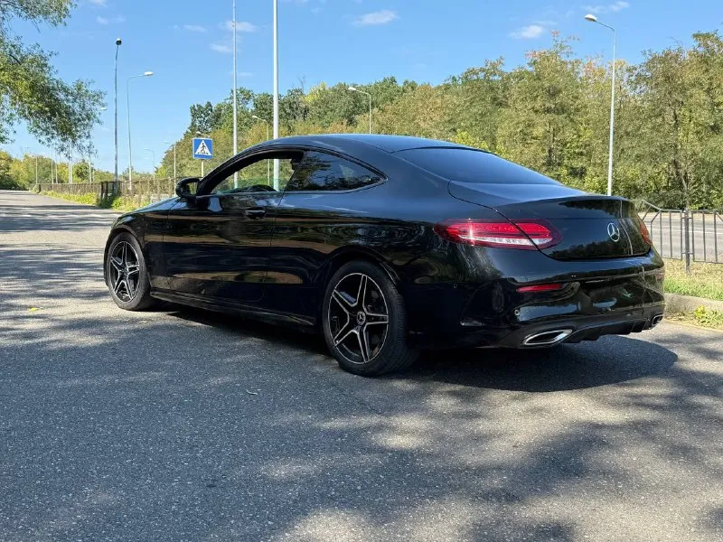 Продам mercedes c200 w205 рестайлинг 1.5 турбо 2021 года выпуска! куплена на оф. дилере в краснодаре. пробег 47 тыс. км оригинал, салон в идеальном состоянии, ничего не крутилось и не менялось, весь в родном заводском окрасе, в бронепленке с автосалона, заводское остекление, включая лобовое. коробка работает отлично, двигатель без нареканий. авто без вложений от слова совсем, сел и поехал. led оптика, carplay, камера заднего вида, круговые парктроники,3 режима езды, контурная подсветка салона, автоматическое складывание зеркал. любые проверки на ваших сто. продажа от собственника! цена: 3.500.000 тыс. ‼️г. донецк +79498431223 📞 звоните: +7(949)8431223 - фотография - 7