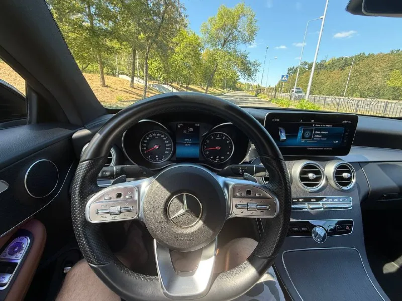 Продам mercedes c200 w205 рестайлинг 1.5 турбо 2021 года выпуска! куплена на оф. дилере в краснодаре. пробег 47 тыс. км оригинал, салон в идеальном состоянии, ничего не крутилось и не менялось, весь в родном заводском окрасе, в бронепленке с автосалона, заводское остекление, включая лобовое. коробка работает отлично, двигатель без нареканий. авто без вложений от слова совсем, сел и поехал. led оптика, carplay, камера заднего вида, круговые парктроники,3 режима езды, контурная подсветка салона, автоматическое складывание зеркал. любые проверки на ваших сто. продажа от собственника! цена: 3.500.000 тыс. ‼️г. донецк +79498431223 📞 звоните: +7(949)8431223 - фотография - 8