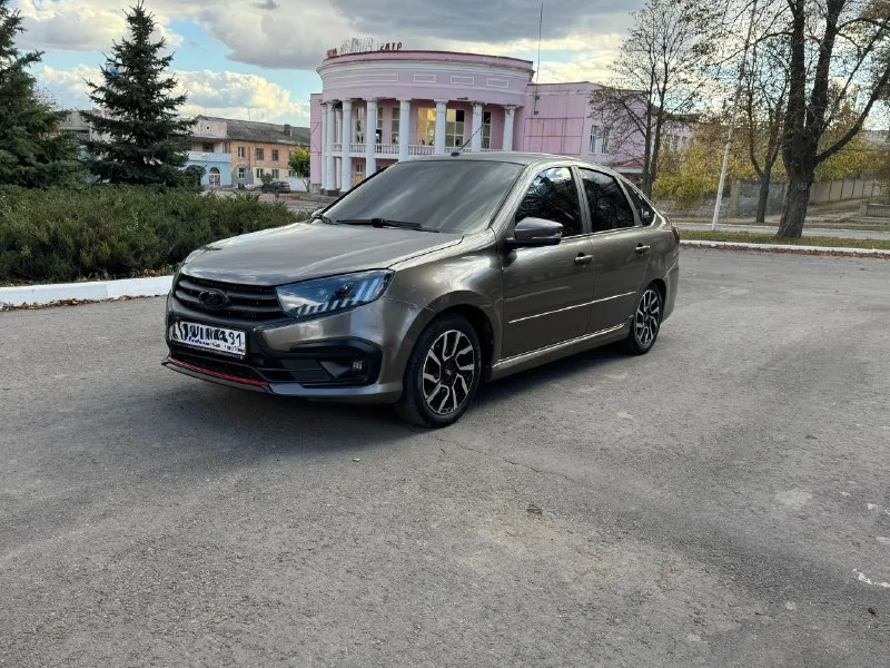 Ваз granta sport line 2024 год. 15 тысяч пробег. подогрев сидений, кондиционер, эл. регулировка зеркал, лед оптика, лед туманам, лед стопы. музыка, саб, выхлоп стингер с отстрелами. тонировка в круг. 950 тысяч рублей. стаханов +79591077350. 📞 звоните: +7(959)1077350 - фотография - 1