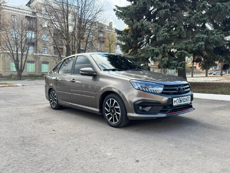Ваз granta sport line 2024 год. 15 тысяч пробег. подогрев сидений, кондиционер, эл. регулировка зеркал, лед оптика, лед туманам, лед стопы. музыка, саб, выхлоп стингер с отстрелами. тонировка в круг. 950 тысяч рублей. стаханов +79591077350. 📞 звоните: +7(959)1077350 - фотография - 3