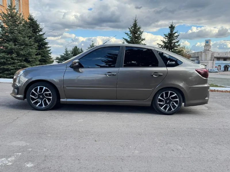 Ваз granta sport line 2024 год. 15 тысяч пробег. подогрев сидений, кондиционер, эл. регулировка зеркал, лед оптика, лед туманам, лед стопы. музыка, саб, выхлоп стингер с отстрелами. тонировка в круг. 950 тысяч рублей. стаханов +79591077350. 📞 звоните: +7(959)1077350 - фотография - 5