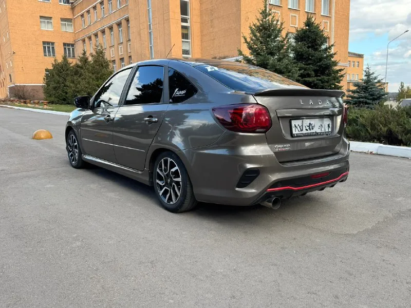 Ваз granta sport line 2024 год. 15 тысяч пробег. подогрев сидений, кондиционер, эл. регулировка зеркал, лед оптика, лед туманам, лед стопы. музыка, саб, выхлоп стингер с отстрелами. тонировка в круг. 950 тысяч рублей. стаханов +79591077350. 📞 звоните: +7(959)1077350 - фотография - 6