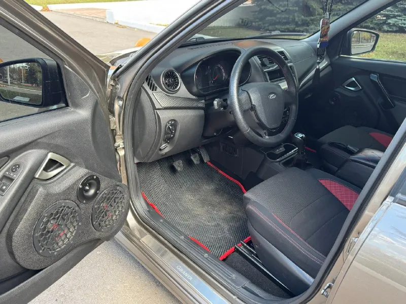 Ваз granta sport line 2024 год. 15 тысяч пробег. подогрев сидений, кондиционер, эл. регулировка зеркал, лед оптика, лед туманам, лед стопы. музыка, саб, выхлоп стингер с отстрелами. тонировка в круг. 950 тысяч рублей. стаханов +79591077350. 📞 звоните: +7(959)1077350 - фотография - 9