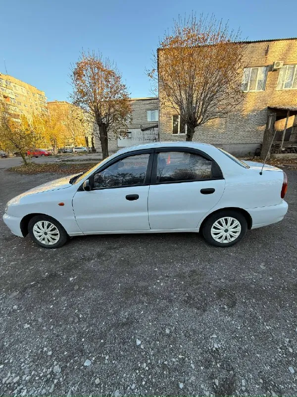 Продам chevrolet ланос 2008🚗 машина в технически хорошем состоянии, сел и поехал. двигатель работает ровно, объем 1.5 не троит не дымит, едет очень бодро. кпп не хрустит, все включется плавно, передачи не выбивает. новая кулиса. масло в коробке недавно менялось (3 тыс. км назад ) ходовая часть без посторонних стуков. в подарок отдам задние тормоза на барабаны. стоит новый насос гура. по кузову арки целые, днище целое, есть возрастные моменты. светодиодный свет в два этажа! пробег 170 тыс. документы чистые от хозяина, без штрафов, залогов, ограничений! любое переоформление! 319 тысяч рублей. торг. все вопросы в л/с и по н. т. +79491268518 авто находится в шахтерске. 📞 звоните: +7(949)1268518 - фотография - 1