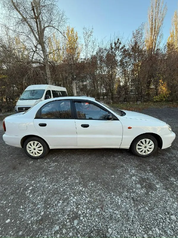 Продам chevrolet ланос 2008🚗 машина в технически хорошем состоянии, сел и поехал. двигатель работает ровно, объем 1.5 не троит не дымит, едет очень бодро. кпп не хрустит, все включется плавно, передачи не выбивает. новая кулиса. масло в коробке недавно менялось (3 тыс. км назад ) ходовая часть без посторонних стуков. в подарок отдам задние тормоза на барабаны. стоит новый насос гура. по кузову арки целые, днище целое, есть возрастные моменты. светодиодный свет в два этажа! пробег 170 тыс. документы чистые от хозяина, без штрафов, залогов, ограничений! любое переоформление! 319 тысяч рублей. торг. все вопросы в л/с и по н. т. +79491268518 авто находится в шахтерске. 📞 звоните: +7(949)1268518 - фотография - 3