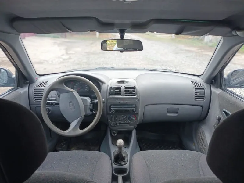 Хюндай акцент 2009 года. технически в отличном состоянии, двигатель коробка ходовая без вложений!! дно целое без гнили и ржавчины, по кузову есть мелкие недочёты на фото видно. документы в полном порядке. цена 370000 хороший торг. звоните 89612951425. - фотография - 3