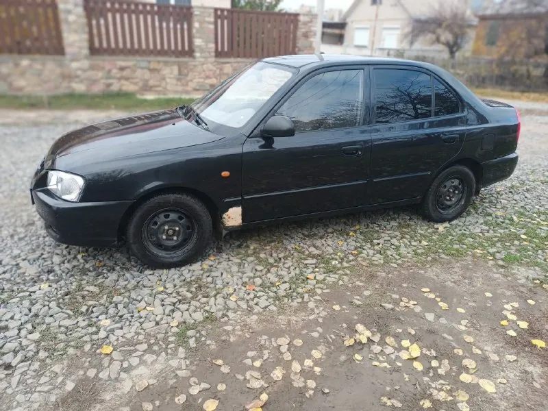 Хюндай акцент 2009 года. технически в отличном состоянии, двигатель коробка ходовая без вложений!! дно целое без гнили и ржавчины, по кузову есть мелкие недочёты на фото видно. документы в полном порядке. цена 370000 хороший торг. звоните 89612951425. - фотография - 5