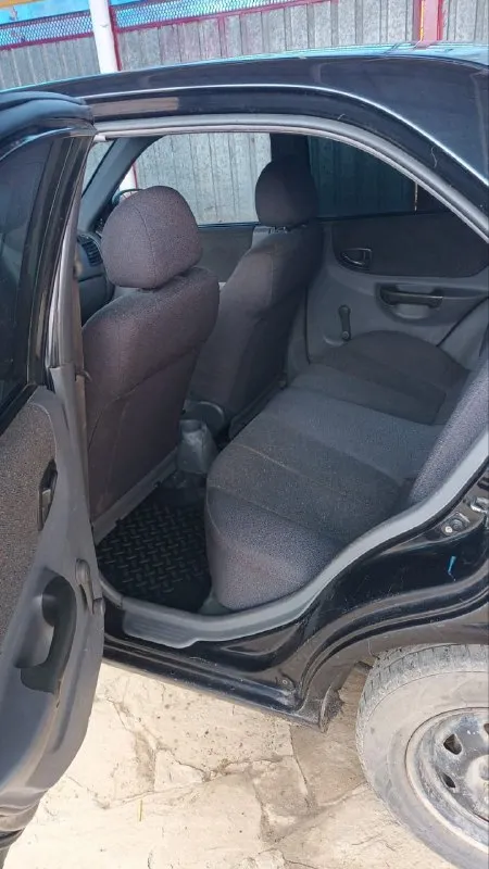 Хюндай акцент 2009 года. технически в отличном состоянии, двигатель коробка ходовая без вложений!! дно целое без гнили и ржавчины, по кузову есть мелкие недочёты на фото видно. документы в полном порядке. цена 370000 хороший торг. звоните 89612951425. - фотография - 9