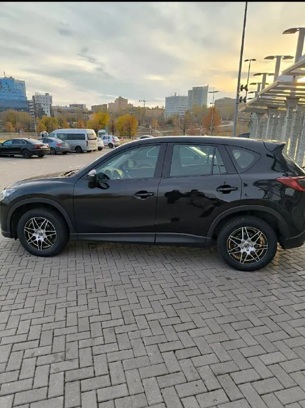 В продажа mazda cx-5 2017 года выпуска двигатель 2.0 бензин коробка автомат пробег.197тыс. км. автомобиль в идеальном состоянии, автотека зелёная абсолютно не какого вложения не требует ! двигатель работает как часики, коробка переключает мягко, плавно, без пенков и прочего, ходовая без посторонних звуков чистый и ухоженный салон, готов на любые проверки с вашей стороны ! есть все для комфортного вождения, двух зонный климат датчик света, и дождя, подогревы сидений мульти руль круиз-контроль, бортовой компьютер, камера заднего вида, адаптивные фары(поворачивают в сторону руля) спорт режим, электро -ручник, aux, bluetooth авто запуск и т. д. с документами все в порядке, продажа с полным переоформлением в мрэо 💯 г. донецк цена 1.750.₽ звоните остальное по, 📞 +79494679515 📞 звоните: +79494679515 - фотография - 7