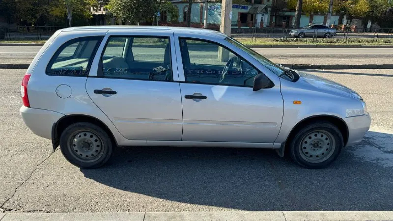 Лада калина 2011 год выпуска автомобиль весь в заводском окрасе. один собственник. салон как новый. без коррозии, авто обработано. двигатель 1.4 16кл. самый шустрый и экономный. комплектация с электроусилителем и кондиционером. днище, стаканы, пороги без ржавчины. на кузове нет рыжиков. технически в идеальном состоянии, двигатель, коробка без нареканий, ходовая идеально. салон в идеальном состоянии. документально все чисто, любой вид переоформления. цена 450 000 тыс торг +79497710177 - фотография - 2