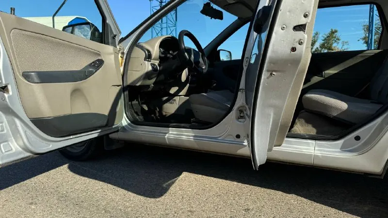 Лада калина 2011 год выпуска автомобиль весь в заводском окрасе. один собственник. салон как новый. без коррозии, авто обработано. двигатель 1.4 16кл. самый шустрый и экономный. комплектация с электроусилителем и кондиционером. днище, стаканы, пороги без ржавчины. на кузове нет рыжиков. технически в идеальном состоянии, двигатель, коробка без нареканий, ходовая идеально. салон в идеальном состоянии. документально все чисто, любой вид переоформления. цена 450 000 тыс торг +79497710177 - фотография - 6