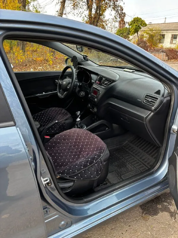 Kia rio 3, 2011 год обьем 1.6, механика, 123 л. с. пробег 135000 км комплектация: гур, abs, подушки безопасности, мультируль, обогрев передних сидений, обогрев зоны дворников, обогрев зеркал и заднего стекла, климат контроль, 4 электростеклоподъемника, центральный замок, сигнализация 2 ключа вложений не требует, все расходники заменены, по машине вопросов нет, владею 2 года, салон ухоженный, на летней новой резине триангл+отдам 2 зимних колеса, все остальное расскажу при встрече 850 000 рублей макеевка, +79494070285 - фотография - 3