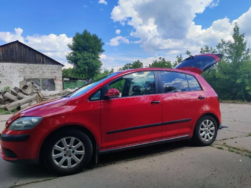 Продам volkswagen golf plus 2006 года 1,6 fsi, пробег 232 тыс. механическая коробка передач. машина в отличном техническом состоянии, все жидкости поменяны, новый аккумулятор, заправлен кондиционер. салон чистый опрятный практически без износа. машина пригнана с германии в 21 году. второй комплект шин. юридически чистая, переоформление без проблем - я хозяйка. осмотр донецк цена 600 000 р. тел. +79493481292 - фотография - 2