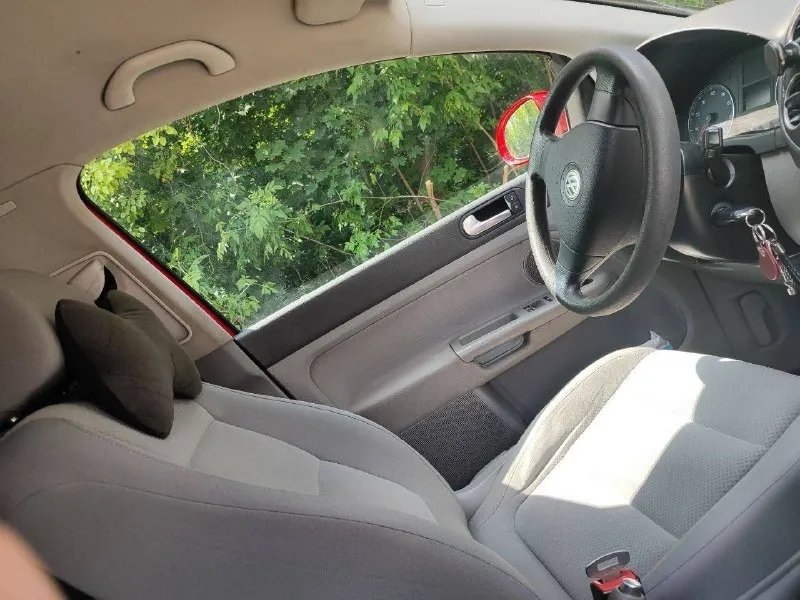 Продам volkswagen golf plus 2006 года 1,6 fsi, пробег 232 тыс. механическая коробка передач. машина в отличном техническом состоянии, все жидкости поменяны, новый аккумулятор, заправлен кондиционер. салон чистый опрятный практически без износа. машина пригнана с германии в 21 году. второй комплект шин. юридически чистая, переоформление без проблем - я хозяйка. осмотр донецк цена 600 000 р. тел. +79493481292 - фотография - 4