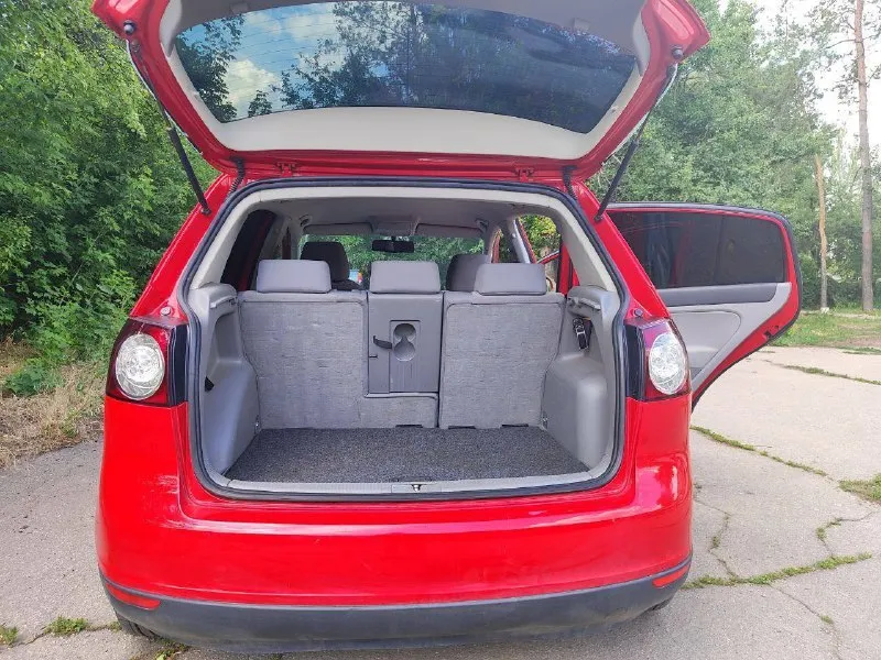 Продам volkswagen golf plus 2006 года 1,6 fsi, пробег 232 тыс. механическая коробка передач. машина в отличном техническом состоянии, все жидкости поменяны, новый аккумулятор, заправлен кондиционер. салон чистый опрятный практически без износа. машина пригнана с германии в 21 году. второй комплект шин. юридически чистая, переоформление без проблем - я хозяйка. осмотр донецк цена 600 000 р. тел. +79493481292 - фотография - 6