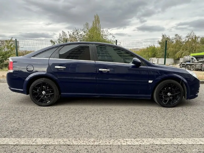 Opel vectra c 2006. пробег 194200. продам личный автомобиль. двигатель 1.8(140 л. с) работает отлично, не дымит, не троит, замена комплекта грм 24 т. км. назад. механическая коробка передач в отличном состоянии,9 т. км. назад была замена комплекта сцепления вместе с выжимным подшипником, так же была замена масла в кпп. кузов оцинкованный, весь в родной краске. все стекла заводские включая лобовое. комплектация: двухзонный климат-контроль, круиз-контроль, электро-регулировка зеркал, затемнение зеркал заднего вида, датчик дождя, шесть подушек безопасности, эгур, abs, esp. по документам всё в порядке, штрафов и ограничений нет. зелёная автотека, отправлю по запросу. я собственник. цена: 635 т. руб. тел: +79595159602 звоните, всё покажу и расскажу. торг обязательно. г. брянка 📞 звоните: +7(959)5159602 - фотография - 3