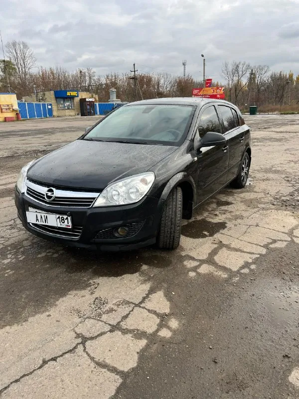 Opel astra / opel астра 2011г. 1.6 на механике. двигатель работает тихо, без посторонних шумов, не дымит, масло не кушает. коробка переключает замечательно. сигнализация,2-стеклоподъемника. климат контроль. датчик света, мультируль. стекла все родные включая лобовое! автотека зеленая✅без дтп! есть два окраса водительской и пассажирской двери без шпакли. в такси, каршеринге и т. д. не использовалась. любые проверки, за машину не стыдно! 2 ключа делать ничего не нужно. я собственник по дкп. без штрафов и ограничений. если вы с далека:то могу снять для вас видео обзор машины🚗 цена:560 000₽(торг) обмен не интересен машину можно посмотреть:г. луганск кв. щербакова обращаться по телефону +79591567343 📞 звоните: +7(959)1567343 - фотография - 2