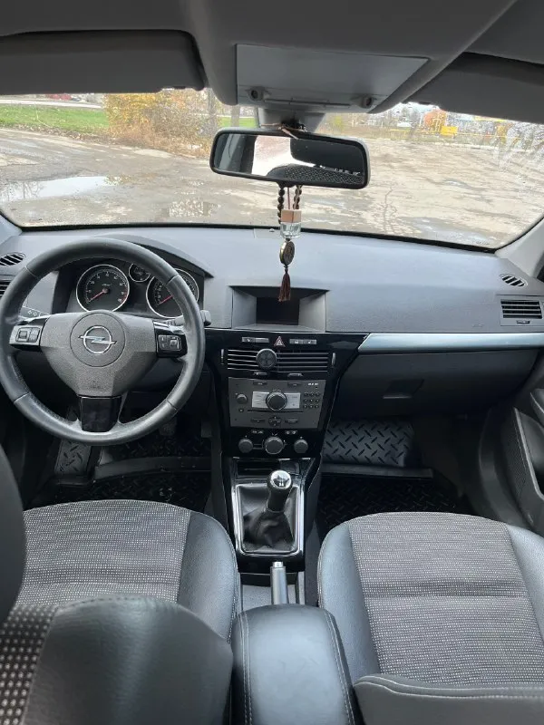 Opel astra / opel астра 2011г. 1.6 на механике. двигатель работает тихо, без посторонних шумов, не дымит, масло не кушает. коробка переключает замечательно. сигнализация,2-стеклоподъемника. климат контроль. датчик света, мультируль. стекла все родные включая лобовое! автотека зеленая✅без дтп! есть два окраса водительской и пассажирской двери без шпакли. в такси, каршеринге и т. д. не использовалась. любые проверки, за машину не стыдно! 2 ключа делать ничего не нужно. я собственник по дкп. без штрафов и ограничений. если вы с далека:то могу снять для вас видео обзор машины🚗 цена:560 000₽(торг) обмен не интересен машину можно посмотреть:г. луганск кв. щербакова обращаться по телефону +79591567343 📞 звоните: +7(959)1567343 - фотография - 5