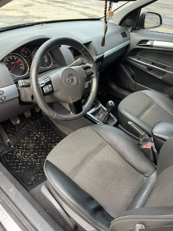 Opel astra / opel астра 2011г. 1.6 на механике. двигатель работает тихо, без посторонних шумов, не дымит, масло не кушает. коробка переключает замечательно. сигнализация,2-стеклоподъемника. климат контроль. датчик света, мультируль. стекла все родные включая лобовое! автотека зеленая✅без дтп! есть два окраса водительской и пассажирской двери без шпакли. в такси, каршеринге и т. д. не использовалась. любые проверки, за машину не стыдно! 2 ключа делать ничего не нужно. я собственник по дкп. без штрафов и ограничений. если вы с далека:то могу снять для вас видео обзор машины🚗 цена:560 000₽(торг) обмен не интересен машину можно посмотреть:г. луганск кв. щербакова обращаться по телефону +79591567343 📞 звоните: +7(959)1567343 - фотография - 6