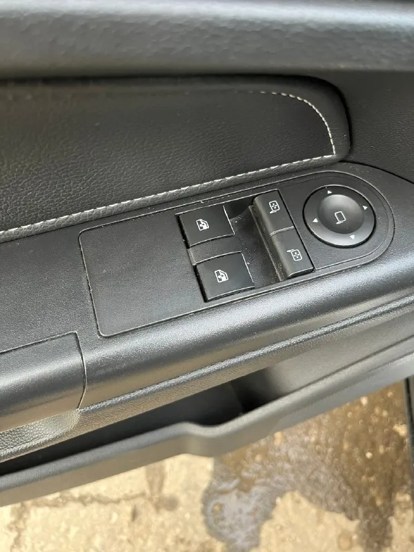 Opel astra / opel астра 2011г. 1.6 на механике. двигатель работает тихо, без посторонних шумов, не дымит, масло не кушает. коробка переключает замечательно. сигнализация,2-стеклоподъемника. климат контроль. датчик света, мультируль. стекла все родные включая лобовое! автотека зеленая✅без дтп! есть два окраса водительской и пассажирской двери без шпакли. в такси, каршеринге и т. д. не использовалась. любые проверки, за машину не стыдно! 2 ключа делать ничего не нужно. я собственник по дкп. без штрафов и ограничений. если вы с далека:то могу снять для вас видео обзор машины🚗 цена:560 000₽(торг) обмен не интересен машину можно посмотреть:г. луганск кв. щербакова обращаться по телефону +79591567343 📞 звоните: +7(959)1567343 - фотография - 7