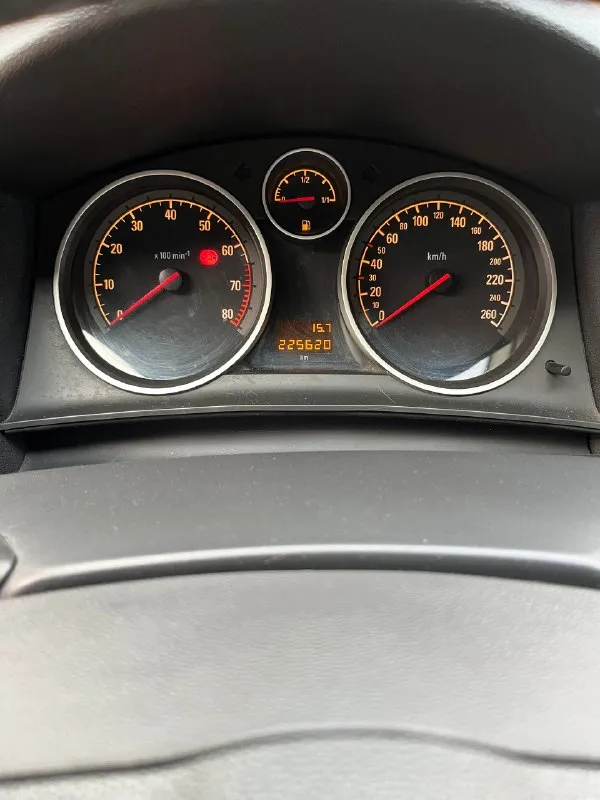 Opel astra / opel астра 2011г. 1.6 на механике. двигатель работает тихо, без посторонних шумов, не дымит, масло не кушает. коробка переключает замечательно. сигнализация,2-стеклоподъемника. климат контроль. датчик света, мультируль. стекла все родные включая лобовое! автотека зеленая✅без дтп! есть два окраса водительской и пассажирской двери без шпакли. в такси, каршеринге и т. д. не использовалась. любые проверки, за машину не стыдно! 2 ключа делать ничего не нужно. я собственник по дкп. без штрафов и ограничений. если вы с далека:то могу снять для вас видео обзор машины🚗 цена:560 000₽(торг) обмен не интересен машину можно посмотреть:г. луганск кв. щербакова обращаться по телефону +79591567343 📞 звоните: +7(959)1567343 - фотография - 8