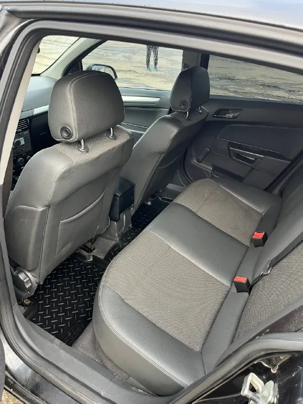 Opel astra / opel астра 2011г. 1.6 на механике. двигатель работает тихо, без посторонних шумов, не дымит, масло не кушает. коробка переключает замечательно. сигнализация,2-стеклоподъемника. климат контроль. датчик света, мультируль. стекла все родные включая лобовое! автотека зеленая✅без дтп! есть два окраса водительской и пассажирской двери без шпакли. в такси, каршеринге и т. д. не использовалась. любые проверки, за машину не стыдно! 2 ключа делать ничего не нужно. я собственник по дкп. без штрафов и ограничений. если вы с далека:то могу снять для вас видео обзор машины🚗 цена:560 000₽(торг) обмен не интересен машину можно посмотреть:г. луганск кв. щербакова обращаться по телефону +79591567343 📞 звоните: +7(959)1567343 - фотография - 9