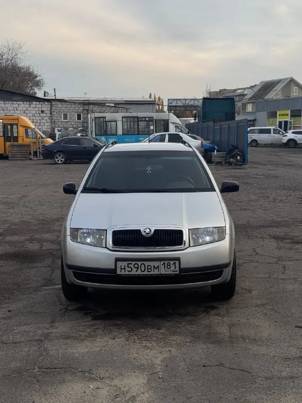 Продам skoda fabia combi 2004 года рождения) 1.4 16кл (расход бензина около 6л) мкпп 5ст, не хрустит, не выбивает простенькая комплектация: 2 ключа установлен хороший свет кондиционер (работает) центральный замок 4 весла обогрев заднего стекла абс/аср ❗️машина вся в родной краске, кроме 1 двери ❗️1 хозяин, машина пригонялась с европы сразу в лнр, не гнилая, реагентов не видела хорошее состояние как по кузову так и технически много чего было поменяно, машина обслужена ❗️на проставках для увеличения клиренса + 15 диски на 65 профиле резины, по высоте как паркетник ❗️установлен фаркоп (вписан в документы) так же отдельно есть комплект зимней резины на штамповках ❗️❗️вобщем если нужна достаточно вместительная, надежная машина с небольшим расходом топлива, это ваш вариант ❗️❗️ территориально алчевск/перевальск +7-959-182-76-12 александр цена - 450.000р - торг 📞 звоните: +7(959)1827612 - фотография - 1