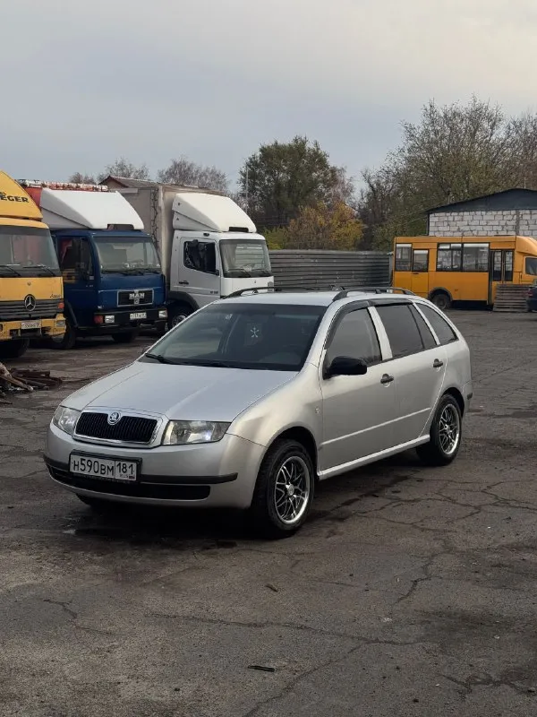 Продам skoda fabia combi 2004 года рождения) 1.4 16кл (расход бензина около 6л) мкпп 5ст, не хрустит, не выбивает простенькая комплектация: 2 ключа установлен хороший свет кондиционер (работает) центральный замок 4 весла обогрев заднего стекла абс/аср ❗️машина вся в родной краске, кроме 1 двери ❗️1 хозяин, машина пригонялась с европы сразу в лнр, не гнилая, реагентов не видела хорошее состояние как по кузову так и технически много чего было поменяно, машина обслужена ❗️на проставках для увеличения клиренса + 15 диски на 65 профиле резины, по высоте как паркетник ❗️установлен фаркоп (вписан в документы) так же отдельно есть комплект зимней резины на штамповках ❗️❗️вобщем если нужна достаточно вместительная, надежная машина с небольшим расходом топлива, это ваш вариант ❗️❗️ территориально алчевск/перевальск +7-959-182-76-12 александр цена - 450.000р - торг 📞 звоните: +7(959)1827612 - фотография - 2