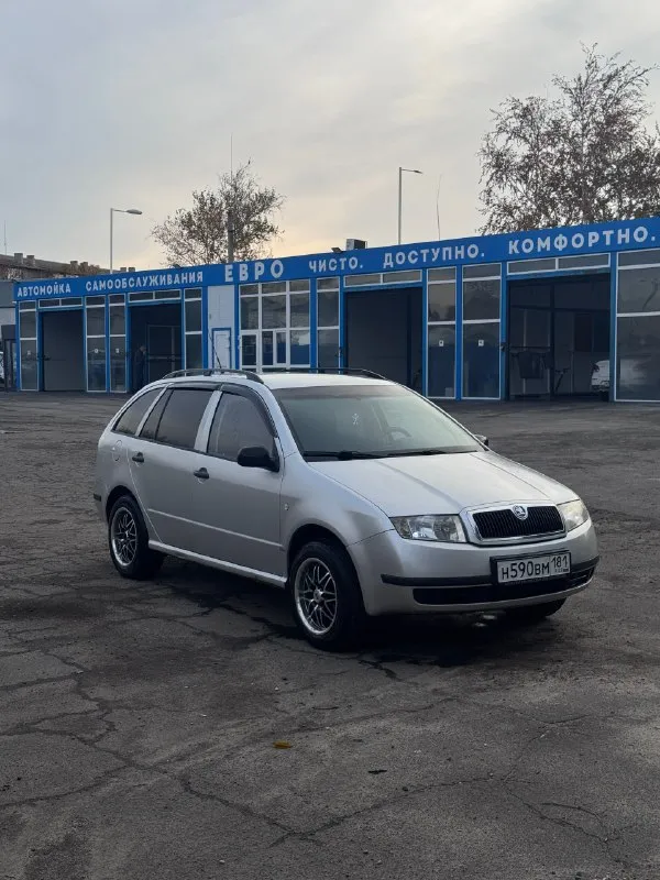 Продам skoda fabia combi 2004 года рождения) 1.4 16кл (расход бензина около 6л) мкпп 5ст, не хрустит, не выбивает простенькая комплектация: 2 ключа установлен хороший свет кондиционер (работает) центральный замок 4 весла обогрев заднего стекла абс/аср ❗️машина вся в родной краске, кроме 1 двери ❗️1 хозяин, машина пригонялась с европы сразу в лнр, не гнилая, реагентов не видела хорошее состояние как по кузову так и технически много чего было поменяно, машина обслужена ❗️на проставках для увеличения клиренса + 15 диски на 65 профиле резины, по высоте как паркетник ❗️установлен фаркоп (вписан в документы) так же отдельно есть комплект зимней резины на штамповках ❗️❗️вобщем если нужна достаточно вместительная, надежная машина с небольшим расходом топлива, это ваш вариант ❗️❗️ территориально алчевск/перевальск +7-959-182-76-12 александр цена - 450.000р - торг 📞 звоните: +7(959)1827612 - фотография - 3