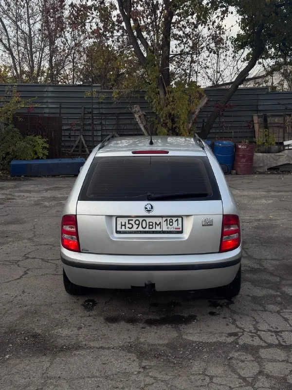 Продам skoda fabia combi 2004 года рождения) 1.4 16кл (расход бензина около 6л) мкпп 5ст, не хрустит, не выбивает простенькая комплектация: 2 ключа установлен хороший свет кондиционер (работает) центральный замок 4 весла обогрев заднего стекла абс/аср ❗️машина вся в родной краске, кроме 1 двери ❗️1 хозяин, машина пригонялась с европы сразу в лнр, не гнилая, реагентов не видела хорошее состояние как по кузову так и технически много чего было поменяно, машина обслужена ❗️на проставках для увеличения клиренса + 15 диски на 65 профиле резины, по высоте как паркетник ❗️установлен фаркоп (вписан в документы) так же отдельно есть комплект зимней резины на штамповках ❗️❗️вобщем если нужна достаточно вместительная, надежная машина с небольшим расходом топлива, это ваш вариант ❗️❗️ территориально алчевск/перевальск +7-959-182-76-12 александр цена - 450.000р - торг 📞 звоните: +7(959)1827612 - фотография - 4
