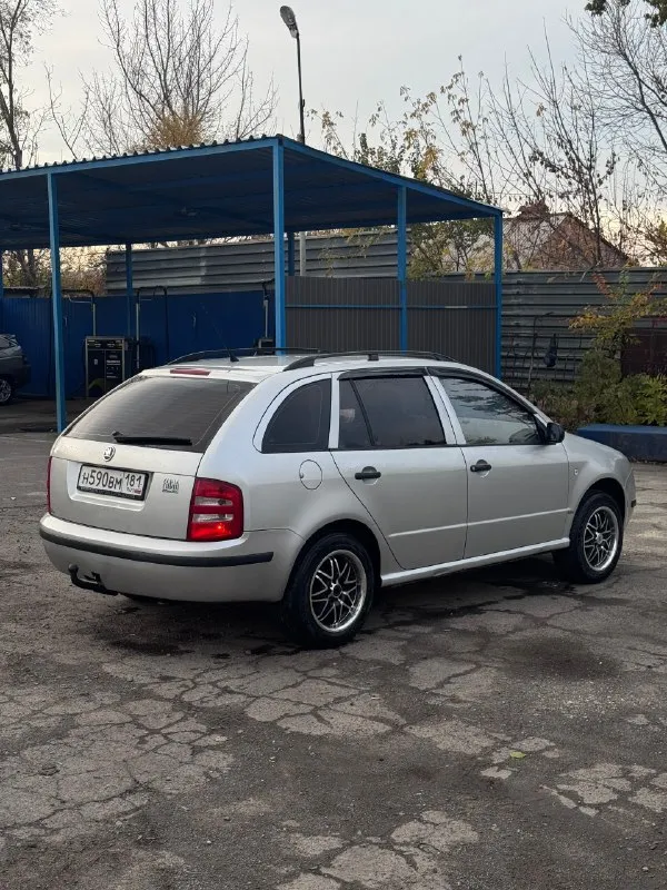 Продам skoda fabia combi 2004 года рождения) 1.4 16кл (расход бензина около 6л) мкпп 5ст, не хрустит, не выбивает простенькая комплектация: 2 ключа установлен хороший свет кондиционер (работает) центральный замок 4 весла обогрев заднего стекла абс/аср ❗️машина вся в родной краске, кроме 1 двери ❗️1 хозяин, машина пригонялась с европы сразу в лнр, не гнилая, реагентов не видела хорошее состояние как по кузову так и технически много чего было поменяно, машина обслужена ❗️на проставках для увеличения клиренса + 15 диски на 65 профиле резины, по высоте как паркетник ❗️установлен фаркоп (вписан в документы) так же отдельно есть комплект зимней резины на штамповках ❗️❗️вобщем если нужна достаточно вместительная, надежная машина с небольшим расходом топлива, это ваш вариант ❗️❗️ территориально алчевск/перевальск +7-959-182-76-12 александр цена - 450.000р - торг 📞 звоните: +7(959)1827612 - фотография - 5