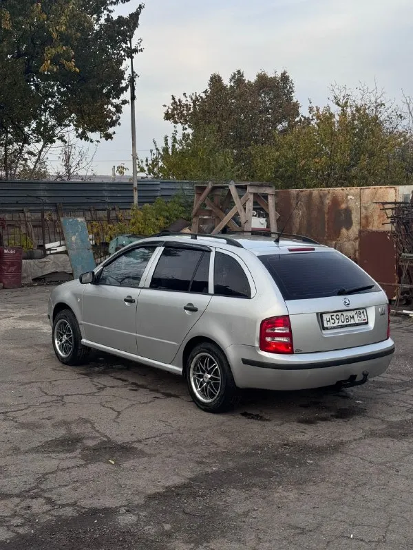 Продам skoda fabia combi 2004 года рождения) 1.4 16кл (расход бензина около 6л) мкпп 5ст, не хрустит, не выбивает простенькая комплектация: 2 ключа установлен хороший свет кондиционер (работает) центральный замок 4 весла обогрев заднего стекла абс/аср ❗️машина вся в родной краске, кроме 1 двери ❗️1 хозяин, машина пригонялась с европы сразу в лнр, не гнилая, реагентов не видела хорошее состояние как по кузову так и технически много чего было поменяно, машина обслужена ❗️на проставках для увеличения клиренса + 15 диски на 65 профиле резины, по высоте как паркетник ❗️установлен фаркоп (вписан в документы) так же отдельно есть комплект зимней резины на штамповках ❗️❗️вобщем если нужна достаточно вместительная, надежная машина с небольшим расходом топлива, это ваш вариант ❗️❗️ территориально алчевск/перевальск +7-959-182-76-12 александр цена - 450.000р - торг 📞 звоните: +7(959)1827612 - фотография - 6