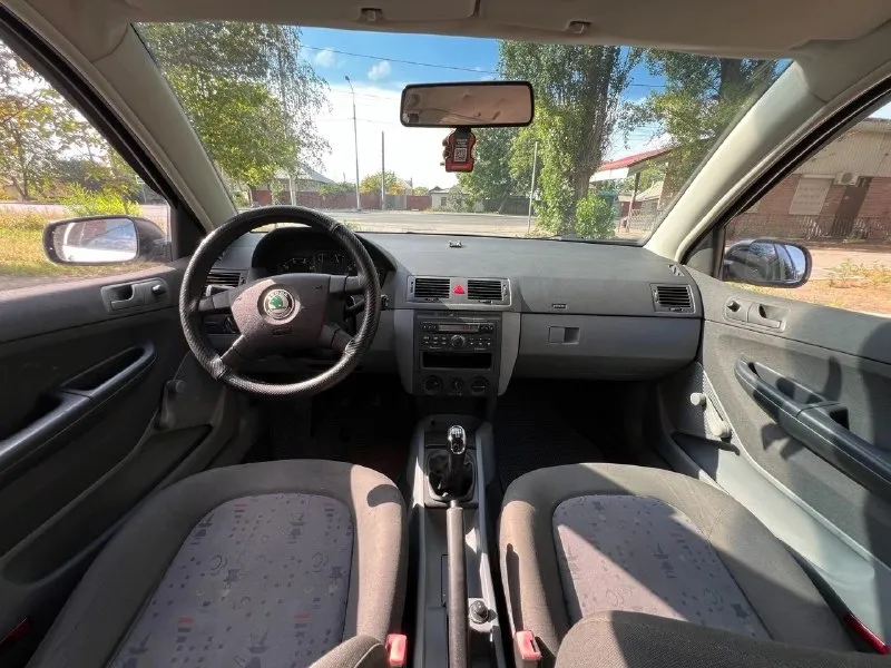 Продам skoda fabia combi 2004 года рождения) 1.4 16кл (расход бензина около 6л) мкпп 5ст, не хрустит, не выбивает простенькая комплектация: 2 ключа установлен хороший свет кондиционер (работает) центральный замок 4 весла обогрев заднего стекла абс/аср ❗️машина вся в родной краске, кроме 1 двери ❗️1 хозяин, машина пригонялась с европы сразу в лнр, не гнилая, реагентов не видела хорошее состояние как по кузову так и технически много чего было поменяно, машина обслужена ❗️на проставках для увеличения клиренса + 15 диски на 65 профиле резины, по высоте как паркетник ❗️установлен фаркоп (вписан в документы) так же отдельно есть комплект зимней резины на штамповках ❗️❗️вобщем если нужна достаточно вместительная, надежная машина с небольшим расходом топлива, это ваш вариант ❗️❗️ территориально алчевск/перевальск +7-959-182-76-12 александр цена - 450.000р - торг 📞 звоните: +7(959)1827612 - фотография - 7