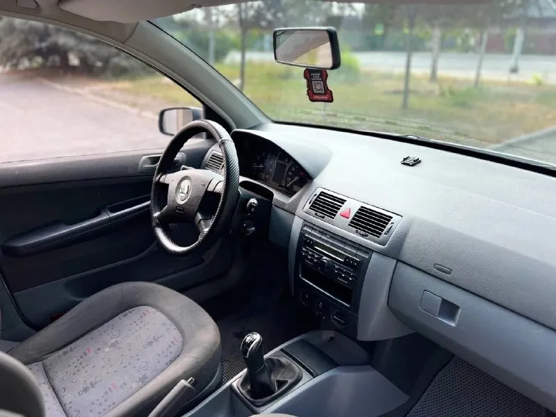 Продам skoda fabia combi 2004 года рождения) 1.4 16кл (расход бензина около 6л) мкпп 5ст, не хрустит, не выбивает простенькая комплектация: 2 ключа установлен хороший свет кондиционер (работает) центральный замок 4 весла обогрев заднего стекла абс/аср ❗️машина вся в родной краске, кроме 1 двери ❗️1 хозяин, машина пригонялась с европы сразу в лнр, не гнилая, реагентов не видела хорошее состояние как по кузову так и технически много чего было поменяно, машина обслужена ❗️на проставках для увеличения клиренса + 15 диски на 65 профиле резины, по высоте как паркетник ❗️установлен фаркоп (вписан в документы) так же отдельно есть комплект зимней резины на штамповках ❗️❗️вобщем если нужна достаточно вместительная, надежная машина с небольшим расходом топлива, это ваш вариант ❗️❗️ территориально алчевск/перевальск +7-959-182-76-12 александр цена - 450.000р - торг 📞 звоните: +7(959)1827612 - фотография - 8