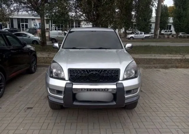 Toyota land cruiser prado 120 2003 2.7 бензин (150 л. с.) полный привод комплектация базовая родной пробег 249 тыс. км официал, куплен в салоне в киеве. все ключи, сервисная книга. живой, очень ухоженный. стоит газ евро-4, зарегистрирован. вин на раме читается. поменял масло, сделан антикор. тормозная система новая, новый аккумулятор. отполирован, нанесена дорогая керамика. я собственник. не смотря на годы, автомобиль в очень достойном состоянии. торг будет, но небольшой. просьба впустую не беспокоить. обмен не интересует макеевка 1.9 млн, торг +7949 305-56-24 📲 tg: av 📞 звоните: +7(949)3055624 - фотография - 2