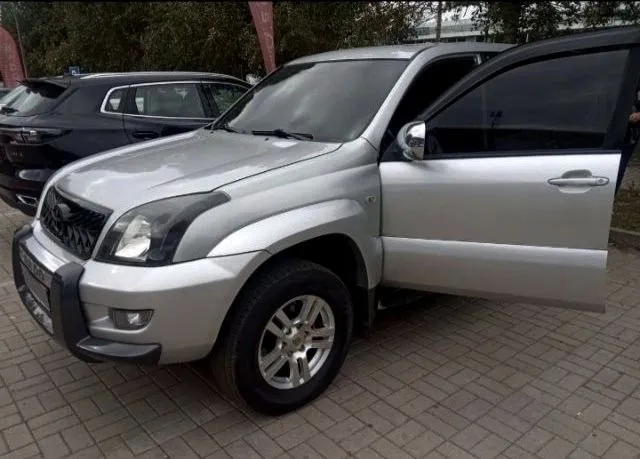 Toyota land cruiser prado 120 2003 2.7 бензин (150 л. с.) полный привод комплектация базовая родной пробег 249 тыс. км официал, куплен в салоне в киеве. все ключи, сервисная книга. живой, очень ухоженный. стоит газ евро-4, зарегистрирован. вин на раме читается. поменял масло, сделан антикор. тормозная система новая, новый аккумулятор. отполирован, нанесена дорогая керамика. я собственник. не смотря на годы, автомобиль в очень достойном состоянии. торг будет, но небольшой. просьба впустую не беспокоить. обмен не интересует макеевка 1.9 млн, торг +7949 305-56-24 📲 tg: av 📞 звоните: +7(949)3055624 - фотография - 4