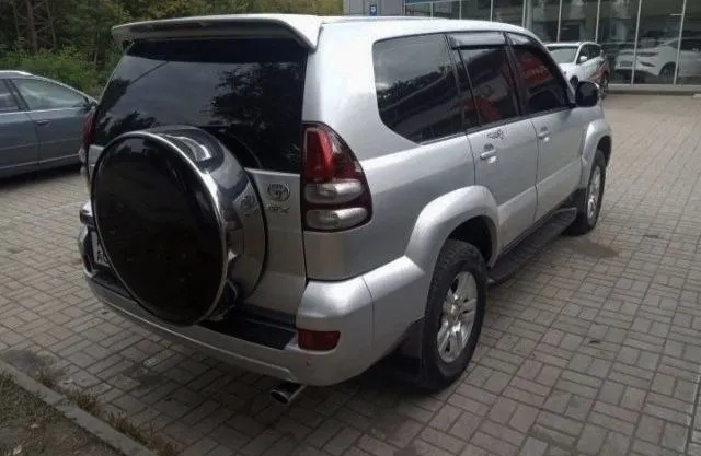 Toyota land cruiser prado 120 2003 2.7 бензин (150 л. с.) полный привод комплектация базовая родной пробег 249 тыс. км официал, куплен в салоне в киеве. все ключи, сервисная книга. живой, очень ухоженный. стоит газ евро-4, зарегистрирован. вин на раме читается. поменял масло, сделан антикор. тормозная система новая, новый аккумулятор. отполирован, нанесена дорогая керамика. я собственник. не смотря на годы, автомобиль в очень достойном состоянии. торг будет, но небольшой. просьба впустую не беспокоить. обмен не интересует макеевка 1.9 млн, торг +7949 305-56-24 📲 tg: av 📞 звоните: +7(949)3055624 - фотография - 5
