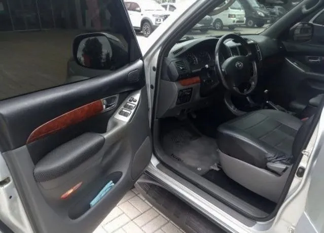 Toyota land cruiser prado 120 2003 2.7 бензин (150 л. с.) полный привод комплектация базовая родной пробег 249 тыс. км официал, куплен в салоне в киеве. все ключи, сервисная книга. живой, очень ухоженный. стоит газ евро-4, зарегистрирован. вин на раме читается. поменял масло, сделан антикор. тормозная система новая, новый аккумулятор. отполирован, нанесена дорогая керамика. я собственник. не смотря на годы, автомобиль в очень достойном состоянии. торг будет, но небольшой. просьба впустую не беспокоить. обмен не интересует макеевка 1.9 млн, торг +7949 305-56-24 📲 tg: av 📞 звоните: +7(949)3055624 - фотография - 6