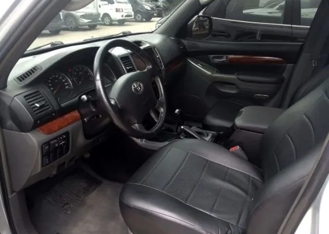 Toyota land cruiser prado 120 2003 2.7 бензин (150 л. с.) полный привод комплектация базовая родной пробег 249 тыс. км официал, куплен в салоне в киеве. все ключи, сервисная книга. живой, очень ухоженный. стоит газ евро-4, зарегистрирован. вин на раме читается. поменял масло, сделан антикор. тормозная система новая, новый аккумулятор. отполирован, нанесена дорогая керамика. я собственник. не смотря на годы, автомобиль в очень достойном состоянии. торг будет, но небольшой. просьба впустую не беспокоить. обмен не интересует макеевка 1.9 млн, торг +7949 305-56-24 📲 tg: av 📞 звоните: +7(949)3055624 - фотография - 7