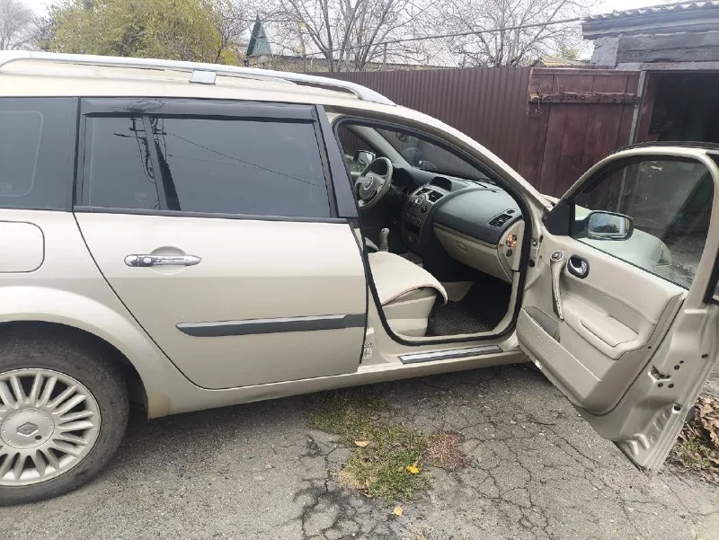 Renault мegаnе 2 2007г, объем двигателя 1,6л, мкпп, газ/бензин 230 000 км, 625 000 pуб. пригнан с германии в 2017г. при пробеге около 180т. весь в родной краске, пробег не скручен 100%. был замечен фазорегулятор с клапаном, замена втулка на рулевой рейки, шаровые, стойки стабилизатора, тормозные колодки, ревизия генератора, новый аккумулятор.14т назад замена ремня грм. 15т. как установлен гбо-4. оснащение и опции: · климат контроль · комбинированный белый салон · электростеклоподъемники на всех дверях · круиз-контроль · музыкальная система с вluеtооth / usв · литые диски r16 · система старт-стоп - бесключевой доступ - комплект зимней резины на дисках - омыватель фар - датчики давления в шинах. - датчик света и дождя. · состояние: хорошее, все механизмы работают исправно. (даже подсветка кнопки стеклоподъёмника) стоит на днр учёте на рф поставим сразу на вас. недостатки: · потертости на руле - повреждено водительское сиденье (на фото видно) возможен торг для адекватного 📞 звоните: +7(949)3318737 - фотография - 2