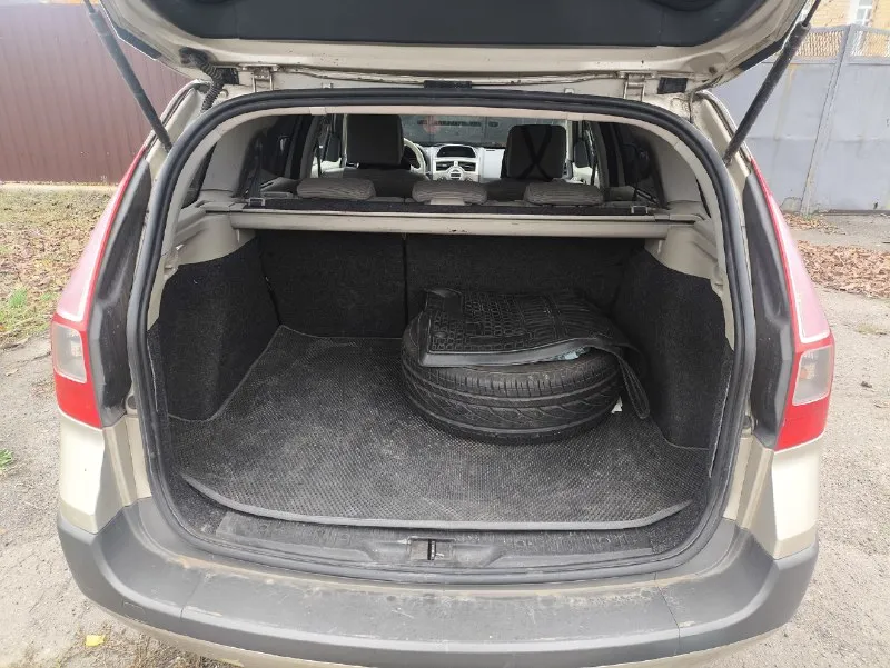 Renault мegаnе 2 2007г, объем двигателя 1,6л, мкпп, газ/бензин 230 000 км, 625 000 pуб. пригнан с германии в 2017г. при пробеге около 180т. весь в родной краске, пробег не скручен 100%. был замечен фазорегулятор с клапаном, замена втулка на рулевой рейки, шаровые, стойки стабилизатора, тормозные колодки, ревизия генератора, новый аккумулятор.14т назад замена ремня грм. 15т. как установлен гбо-4. оснащение и опции: · климат контроль · комбинированный белый салон · электростеклоподъемники на всех дверях · круиз-контроль · музыкальная система с вluеtооth / usв · литые диски r16 · система старт-стоп - бесключевой доступ - комплект зимней резины на дисках - омыватель фар - датчики давления в шинах. - датчик света и дождя. · состояние: хорошее, все механизмы работают исправно. (даже подсветка кнопки стеклоподъёмника) стоит на днр учёте на рф поставим сразу на вас. недостатки: · потертости на руле - повреждено водительское сиденье (на фото видно) возможен торг для адекватного 📞 звоните: +7(949)3318737 - фотография - 6